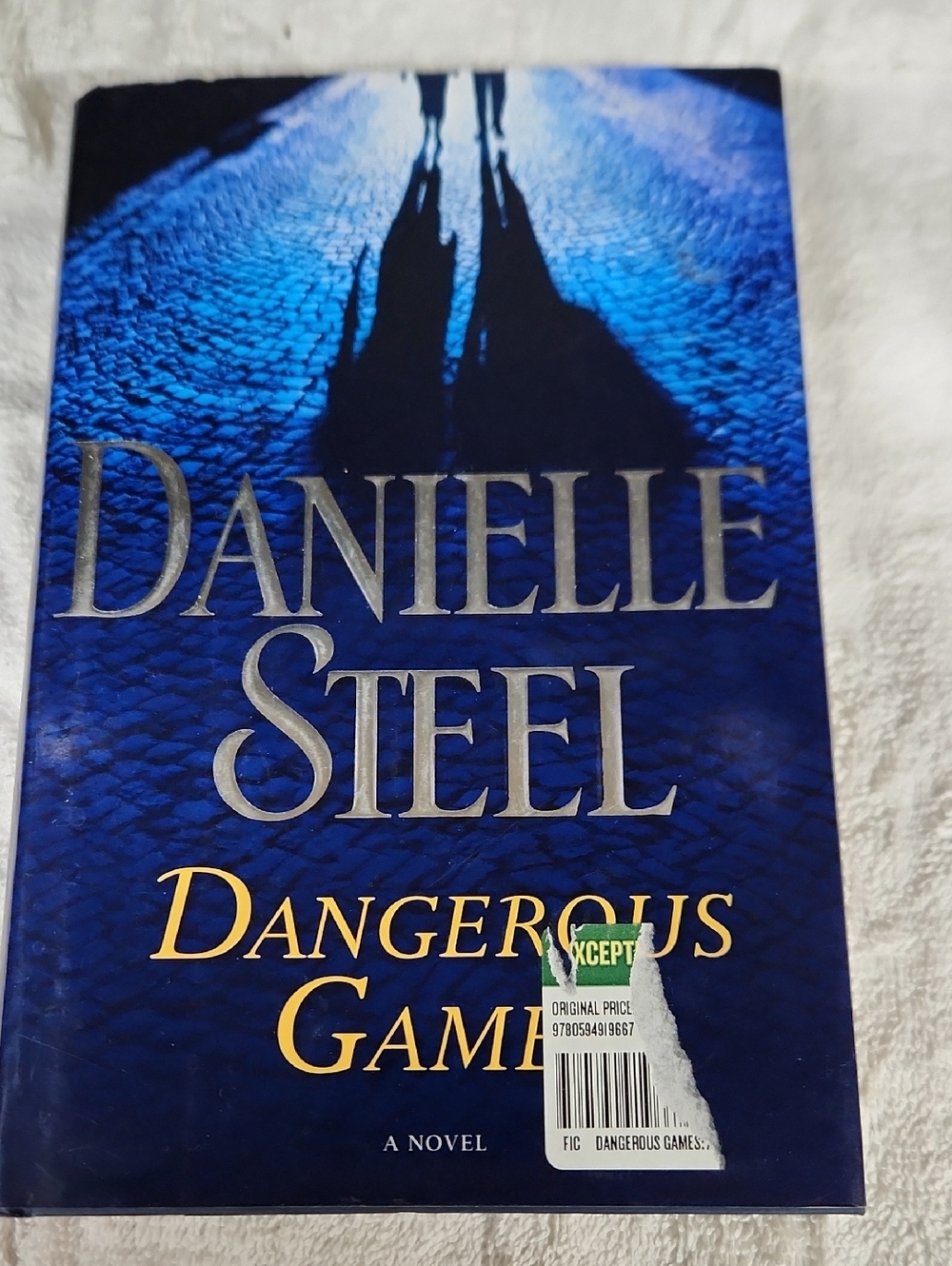 EUC Danielle Steel "Dangerous Games" Hardcover - Deep Blue Cover 307 pgs